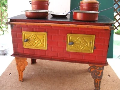ancienne cuisinière en tôle peinte pour poupée  et accessoires - Année 1910 - Photo 1/4