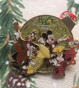 Disney Holidays Around The World 2008 Pin Mickey Minnie Daisy Goofy Donald NEW - Picture 1 of 5