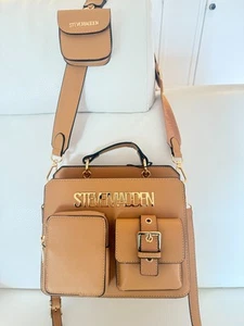 BOLSO BANDOLERA NUEVO CON ETIQUETAS STEVE MADDEN BEVELYN UPDATE CON ESTUCHE AIR POD SILLÍN - Imagen 1 de 6