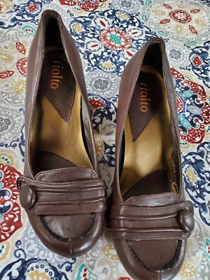 Zapatos de tacón Rialto marrón para dama punta con botones nuevos sin etiqueta talla 7,5 M Foto 1 de 4