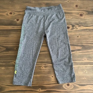 Leggings bambina Under Armour grigio cropped taglia 6 verde e viola logo atletico - Foto 1 di 4