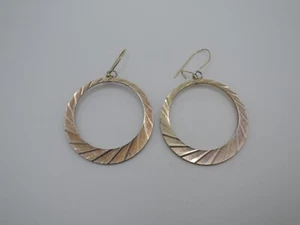 Etched Gold Tone Circle Drop Earrings, c1980s - Bild 1 von 2