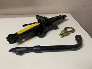 02-06 Jaguar X Type Spare Tire Jack and Tow Hook Set - Bild 1 von 3