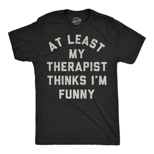 Camisetas divertidas para hombre al menos mi terapeuta piensa que soy divertido gráfico sarcástico - Imagen 1 de 7