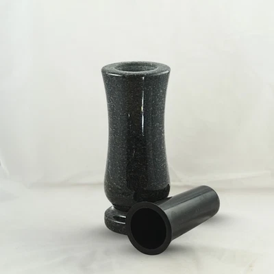 Grabvase Taille-medium 20cm Granit Schwedisch schwarz – robust & wett - Bild 1 von 2