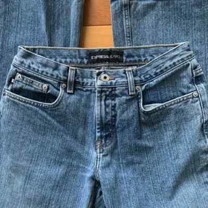 Sale! EXPRESS JEANS-LOW RISE FLARE BLUE DENIM SIZE 7/8 S GREAT GIFT! - Picture 1 of 8