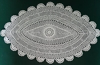 ANCIEN NAPPERON OVALE AU CROCHET FAIT MAIN 46 cm x 29 cm décoration - Photo 1/2