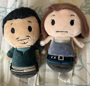 Hallmark Itty Bittys Walking Dead-Glenn e Maggie Beanie peluche bambole circa 4" - Foto 1 di 21