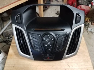 2012 2013 2014 FORD FOCUS RADIO STEREO CONTROL PANEL BEZEL W/AIR VENT VENTS - Bild 1 von 3