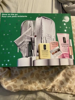 Clinique Glow On The Go 7 Full Size Products Xmas - Image 1 of 4