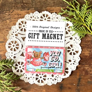 You Go Girl * Imán de regalo *Lindo * EE. UU. DecoGreet Cheerleader Bear Encourage - Imagen 1 de 5