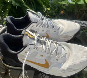 Nike Air Max Alpha Trainer 5 'White Gold Suede' DM0829-101 Sneakers Uomo Taglia 12 - Foto 1 di 9