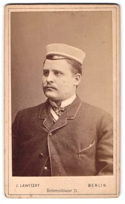 Fotografie J. Lawitzky, Berlin, Behrenstr. 21, Portrait beleibter Student im An  - Bild 1 von 2