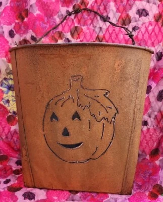CUBO DE SAVIA DE METAL OXIDADO BOLSILLO DE PARED GRANJA PRIMITIVO HALLOWEEN JACK-O-LANTERN! Foto 1 de 4