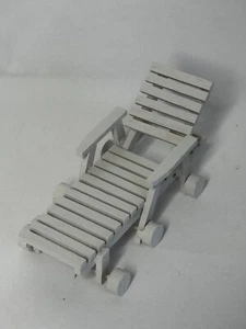 Silla de piscina ajustable reclinable blanca con ruedas para casa de muñecas miniatura de colección - Imagen 1 de 6