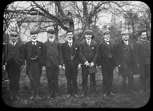 GRUPPE VON MÄNNERN AUF PARADE UM 1910 EDWARDIANISCHES FOTO Magische Laterne Dia KAMERA  - Bild 1 von 3