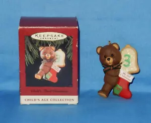 Vintage Hallmark 1995 Oso Niño Tercer Adorno de Navidad en Caja - Imagen 1 de 6