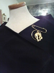 VINTAGE GOLDTONE PIN HANGING LEOPARDS SUSPENDED FROM A SAFETY PIN - Picture 1 of 2