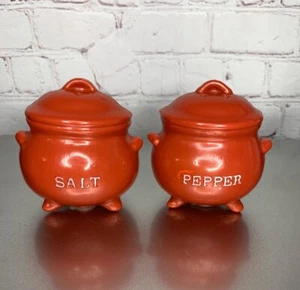 Salero y pimentero caldero rojo vintage olla de frijoles de plástico - Imagen 1 de 6