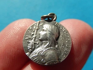 MEDAILLE BIENHEUREUSE  JEANNE D ARC ETENDARD ARMURE GLAIVE SIGNEE OBC - Imagen 1 de 4