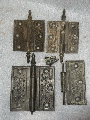 Lote de bisagras de puerta victorianas antiguas de hierro fundido ornamentadas con punta de campanario Foto 1 de 4