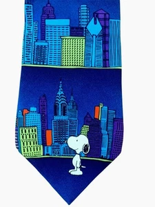 Vintage Peanuts Snoopy Stadtansichten Neuheit Herren 100 % Seide Hergestellt in den USA 4" x 57" - Bild 1 von 8