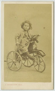 CDV um 1865 Maunoury. Kind auf einem Dreirad in Pferdeform. Spielzeug. - Bild 1 von 2