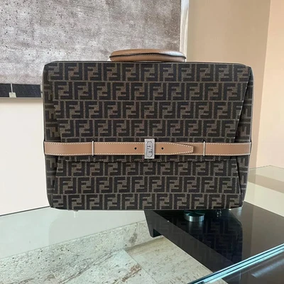 Maleta/Equipaje/Maletín Fendi Interior Cuero Monograma BN Con Bolsas Antipolvo Foto 1 de 4