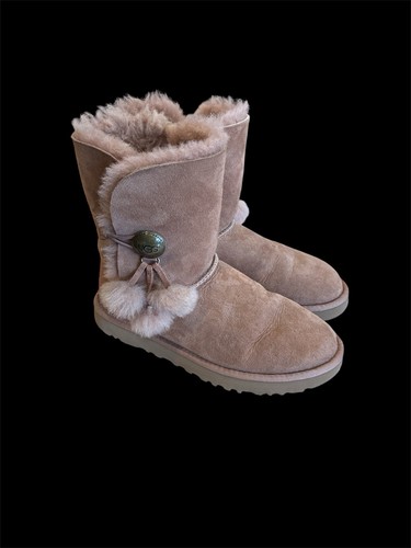 7227) UGG BAILEY BUTTON PUFF BOOTS HI Sand 1097112 DONNA TAGLIA 8 US