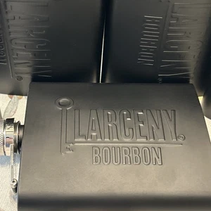 Larceny Bourbon Whiskey Schwarz Metall Geprägtes Logo Edelstahl Flaschen (5) - Bild 1 von 2