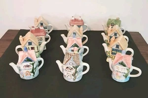 Collezione vintage Lotto 12 Mini Teiera in ceramica smaltata a forma di casetta - Picture 1 of 16