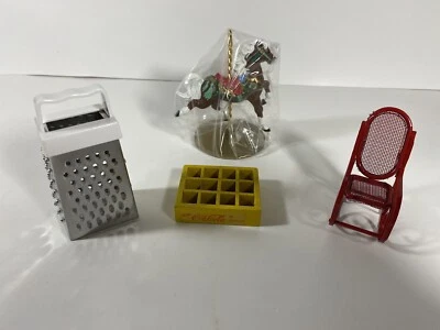 Lote miniatura mecedora casa de muñecas malla de latón rojo metal y caja de coca cola Foto 1 de 4