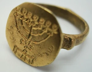Un Hermoso Anillo Vintage Enchapado en Oro en Bronce con La Menorá y "שדי לקי" En Él - Imagen 1 de 5