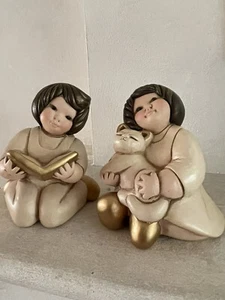 Orginal THUN Figuren, zwei sitzenden Mädchen mit Katze und Buch - Bild 1 von 3