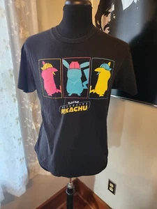 Camiseta Detective Pikachu Pokémon con Logotipo de Neón Buen Estado Usada Talla Mediana - Imagen 1 de 2