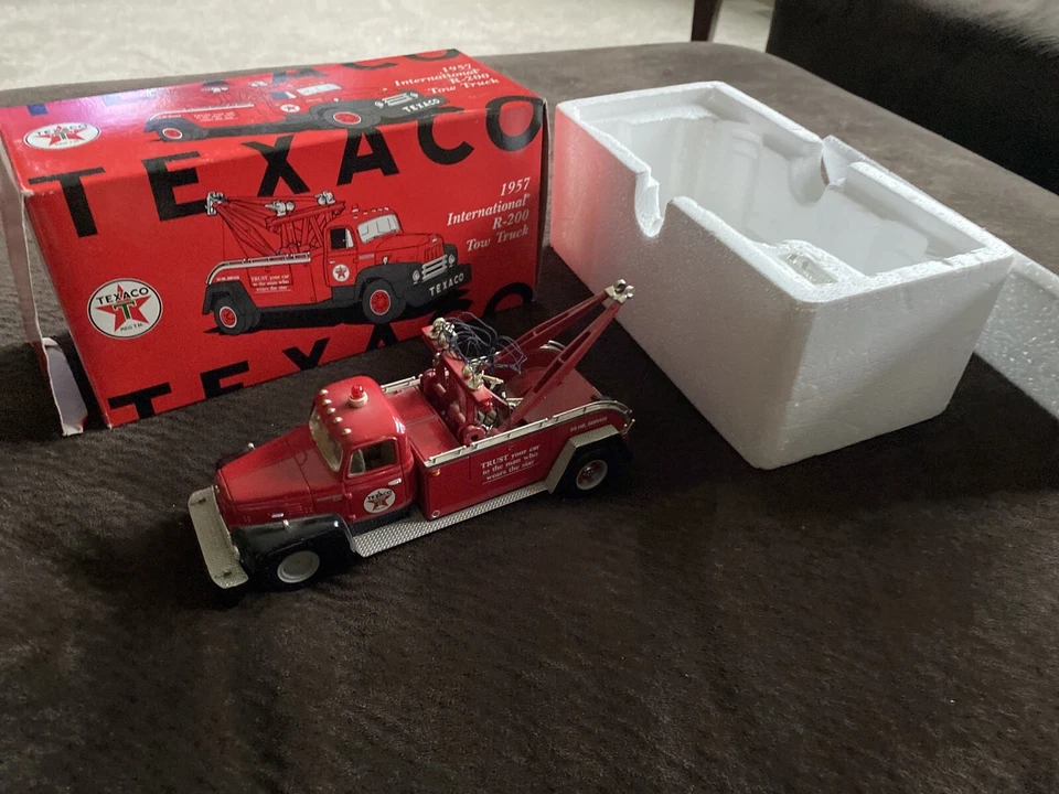 FIRST GEAR TEXACO 1957 INTERNATIONAL R-200 TOW TRUCK RED & BLACK No Box 18-2160 - Image 1 of 4