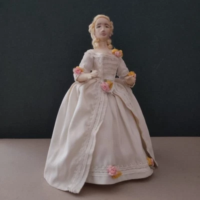 Miniature 1/12" dollshouse OOAK  Doll  Lady In Mid XVIII Century White Gown  - Immagine 1 di 4