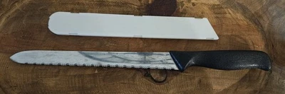 Cuchillo de pan dentado de chef mimado con cubierta protectora de plástico hecho en EE. UU. Foto 1 de 4