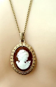 VINTAGE AVON Gold-tone Metal Cameo Fleur De Lis reversible Pendant NECKLACE 70's - Picture 1 of 5