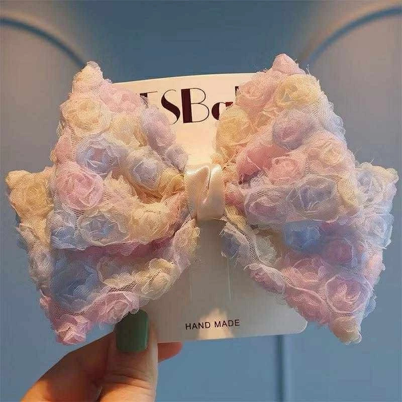 手工粉彩花卉蝴蝶结发夹 | 大号花边玫瑰设计发夹 — 第 1/1 张图片
