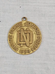 ORIGINAL 1954 NOTRE DAME JUNIOR PROM BRASS MEDAL - Picture 1 of 2