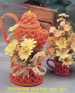 Set caffettiera vintage raro Country Originals arancione sole macramè 1981 kit NUOVO - Foto 1 di 4