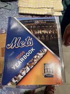 Anuario Oficial de Béisbol Original 2009 de los Mets de Nueva York - Inauguración del Campo Citi - Imagen 1 de 2