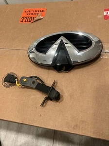 INFINITI QX80 15-16 FRNT GRILLE Emblem w/CAMERA P/N: 284F1 5ZA1A- 620785ZA0A OEM - Bild 1 von 10