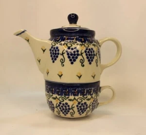Tetera y taza vintage hecha a mano en Polonia cerámica con patrón de uva - Imagen 1 de 10