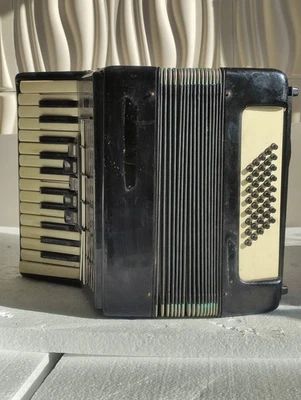 +Piano accordion,akkordeon WELTMEISTER STELLA  40 BASS - defective, for REPAIR - Image 1 of 4