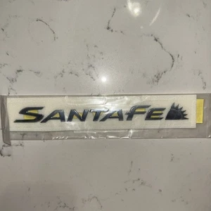 Emblème de hayon arrière OEM 2013 2014 2015 2016 2017 2018 HYUNDAI SANTA FE - Photo 1/2