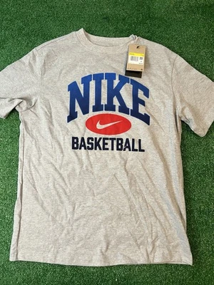 Camisa Nike Para Hombres Pequeña Gris Baloncesto Ajuste Estándar Gráfico Camiseta Algodón Swoosh Foto 1 de 4