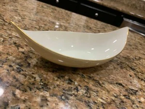 LENOX IVORY CHINA BOAT SHAPED DESIGN WITH GOLD TRIM BEAUTIFUL CANDY DISH 9" - Picture 1 of 2