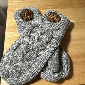 Damen ZooZatz grau Atlanta United FC Fäustlinge Set gebraucht MLS Fußball Messi Ronaldo - Bild 1 von 5